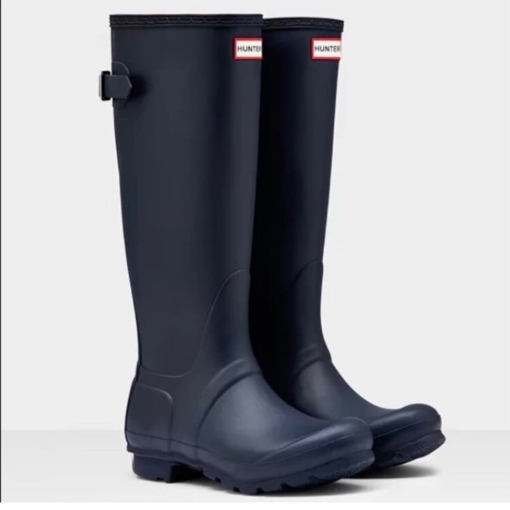 Hunter Original Rubber boots in Navy! Excellent pre-owned condition, no defects!